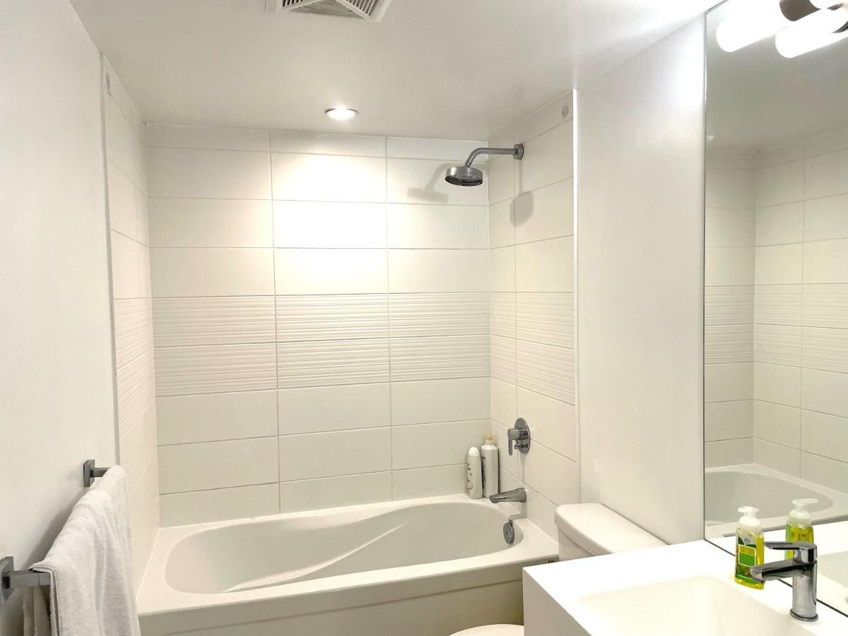 Three-Bedroom Condo With Free Parking Nearby Cn Tower With Lake View Toronto Exterior photo