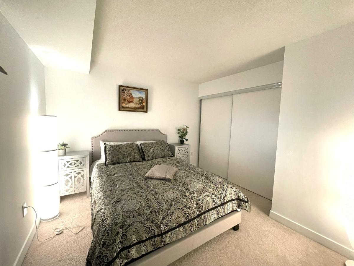 Three-Bedroom Condo With Free Parking Nearby Cn Tower With Lake View Toronto Exterior photo