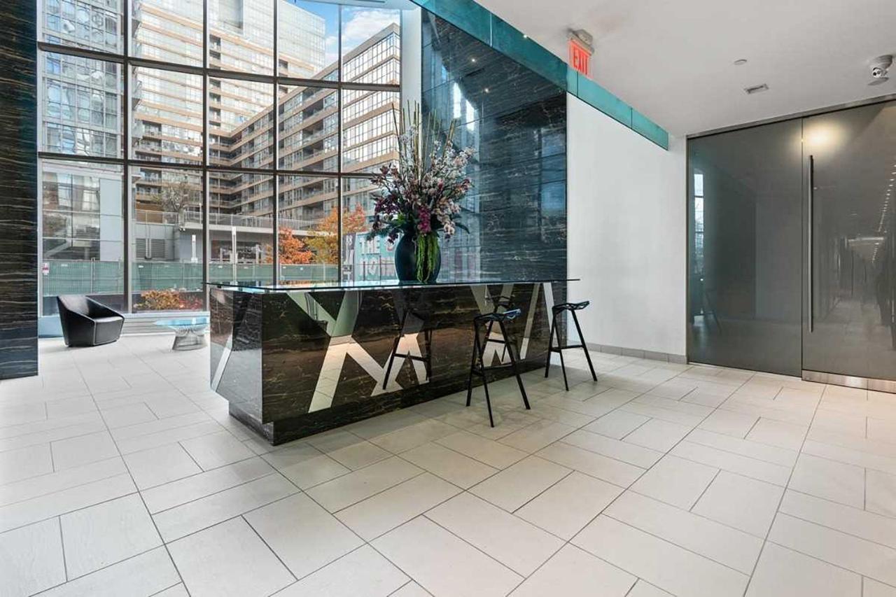 Three-Bedroom Condo With Free Parking Nearby Cn Tower With Lake View Toronto Exterior photo